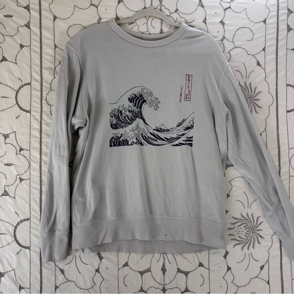 UNIQLO White Sweatshirt with Japanese Wave Design women's Large Crewneck